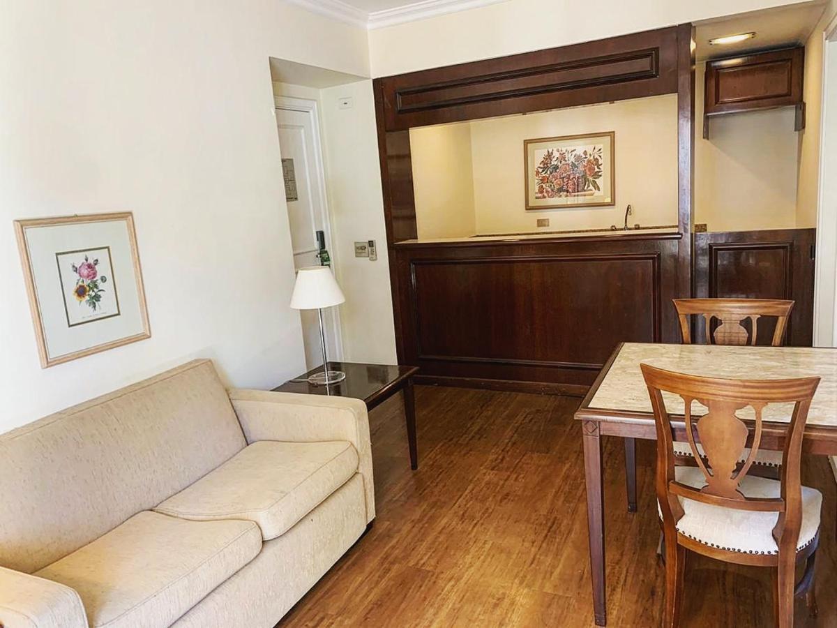 Deluxe Suite with Bathtub,1282819828:JPEG